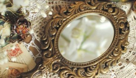 Что нельзя делать возле зеркала: главные табу