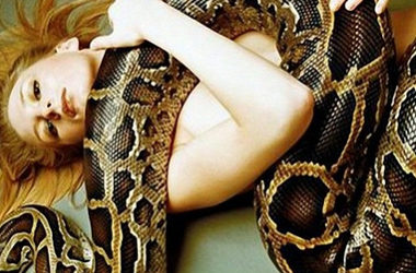 Женщина засыпала в обнимку с питоном, пока не заметила странность