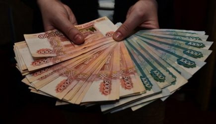 Рубль растет к доллару и евро на открытии Мосбиржи