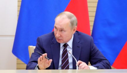 Путин назвал моральными уродами противников продления программы материнского капитала