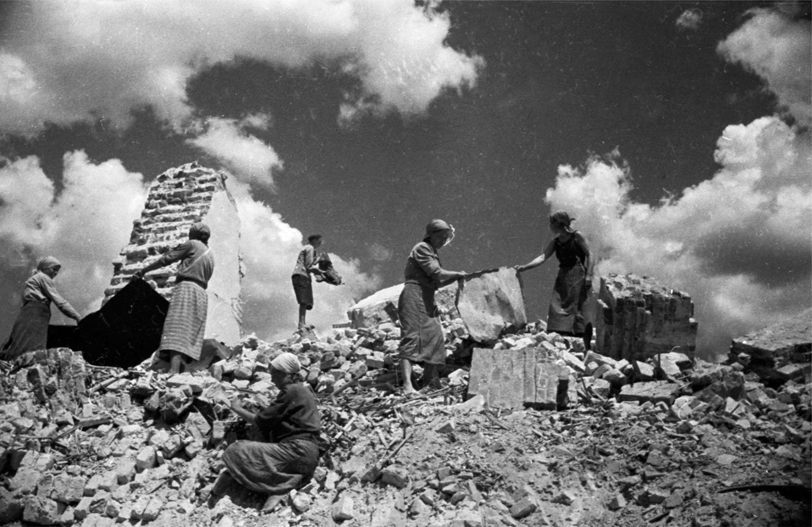 Мирное население в военное время. Великая Отечественная война. Фотографии войны. ФРАГМЕНТЫ войны картинки.