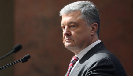 Порошенко предложил украинцам выгонять врагов из страны святой водой