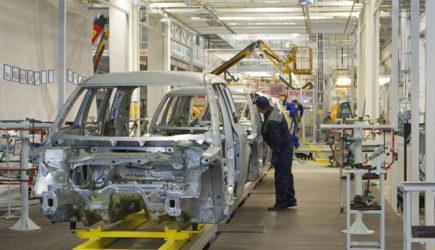 В России из-за коронавируса начали останавливать заводы