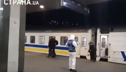 Прибытие &laquo;набитого&raquo; зараженными коронавирусом поезда в Киев сняли на видео