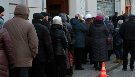 Россияне кинулись забирать деньги из банков