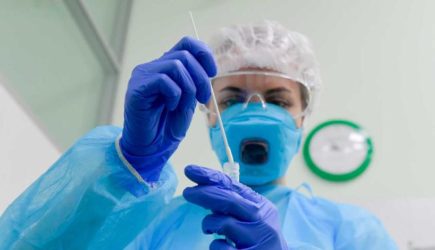 Вирус мутирует: заболевшие коронавирусом в Москве — молодые люди