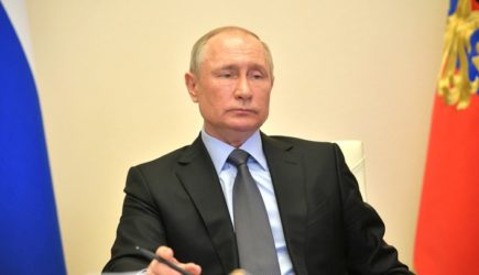 Приказано помочь: Путин расширил список тех, кто может рассчитывать на поддержку в пандемию