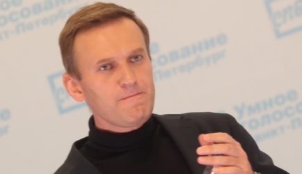 «Ой-ой-ой-ой-ой-ой-ой»: Ведущий «Эха Москвы» пытался прервать Навального. Не успел