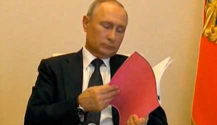 У Путина заметили розовую папку