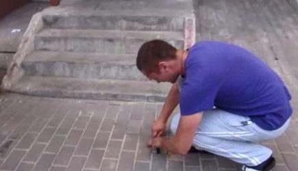 Слабые крики под землей: мужчина решил раскопать источник звука