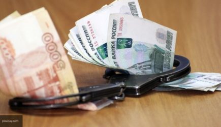 Сотрудники ФСБ задержали двух чиновников при получении взятки в Крыму