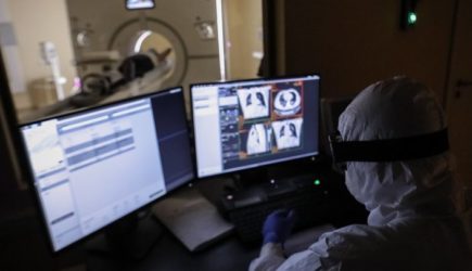 «Ира, всё, от лёгких ничего не осталось»: Почему медики гибнут один за другим