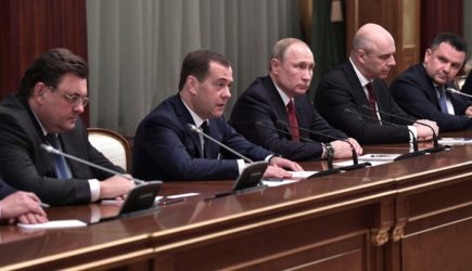 Госпереворот со ставкой на Медведева: Бунт олигархов в январе сломал Путин, уверен Аверьянов