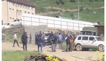 Дагестанских чиновников избили битами и&nbsp;арматурой