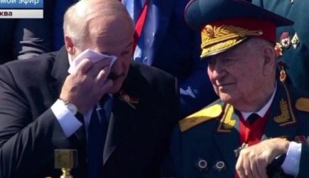 Лукашенко поговорил с ветераном и вытер слезы
