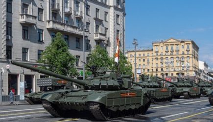 Камера влетела в дуло танка во время Парада Победы в Москве