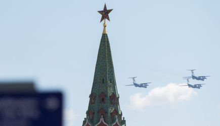 «Некоторые люди никак не умрут»: Западные читатели поглумились над Парадом Победы в Москве