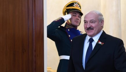 Лукашенко остался в стороне во время общения Путина с лидерами стран на параде