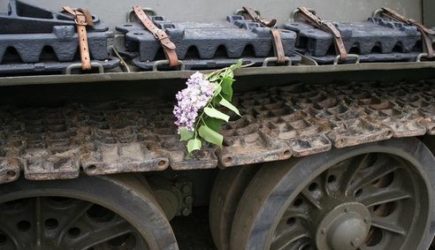 Танк на параде Победы чуть не въехал в толпу зрителей