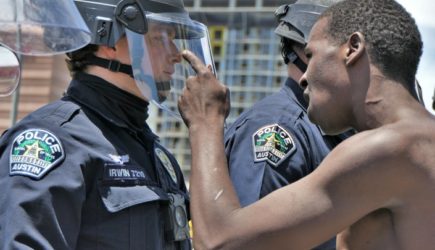 «У белых скоро лопнет терпение. И нам крышка»: Что думают о погромах в США сами чернокожие