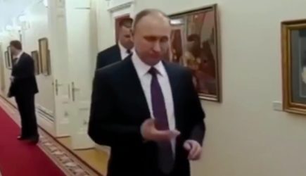 Путин подбросил похожий на монету предмет и попал на видео