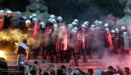 Полицейские Белграда использовали слезоточивый газ при разгоне протестующих