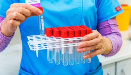 Правительство разрешило россиянам с ВИЧ усыновлять детей