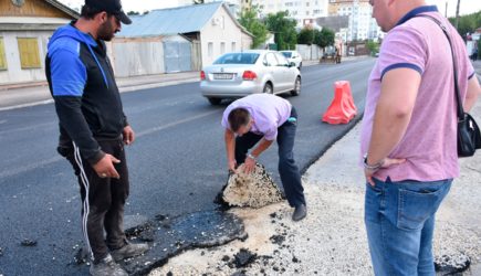 Российский депутат голыми руками порвал возмутивший его асфальт