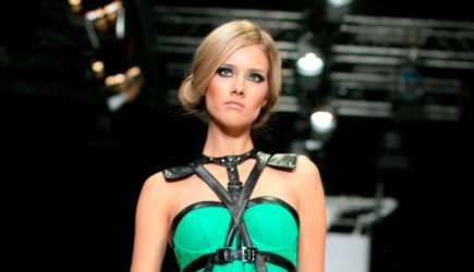 «Пытался душить и ломать ноги»: популярная певица вспомнила ужасы домашнего насилия