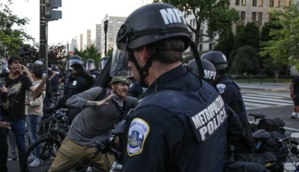 «Зелёные человечки» Трампа «аннексировали» Чикаго и Портленд, но виноват Путин — СМИ