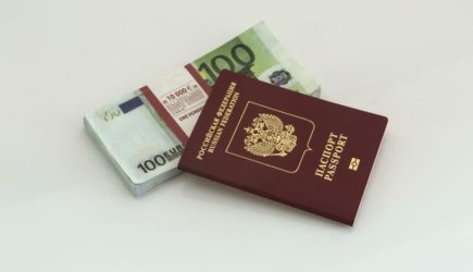 Россияне из-за коронавируса массово скупили «золотые паспорта»