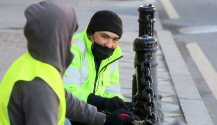 «Пошла жара» — мигранты толпой напали на полицейских в Москве? Видео расходится в соцсетях