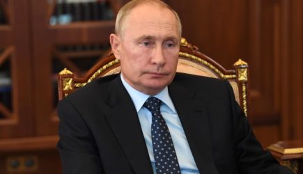 «Это он ещё ручку не брал»:  Конспирологи усмотрели тайный знак в кортеже Путина