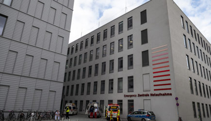 Берлинская клиника с Навальным запросила помощь