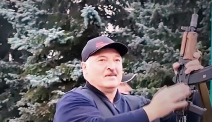 Снова с автоматом: Лукашенко вышел на площадь Независимости