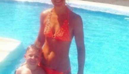 Выйдя из бассейна, мальчик начал неистово кричать. Мать ужаснулась, когда сняла с него шорты