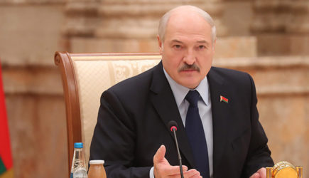 Лукашенко пытается сыграть роль Путина
