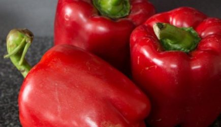 Вот что грозит тем, кто так любит есть болгарский перец