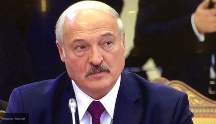 СМИ: Александр Лукашенко экстренно доставлен в больницу