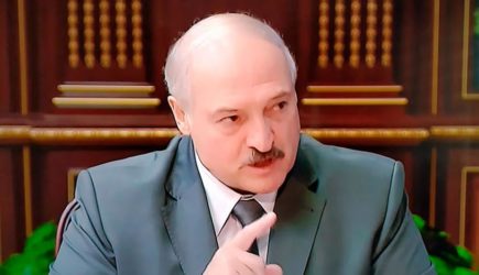 Воинственного Лукашенко осмеивают протестующие в Белоруссии