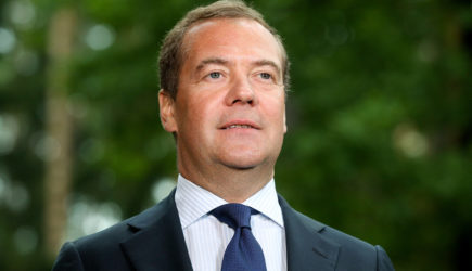 Медведев предложил ввести базовый доход в России