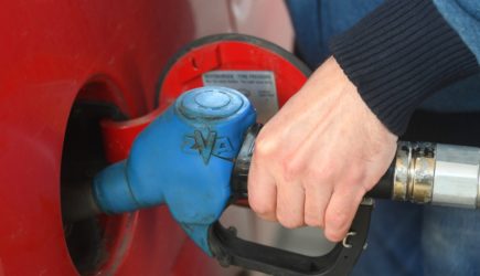 Российские водители раскрыли способы сэкономить на бензине