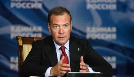 Медведев предложил раздавать деньги россиянам просто так