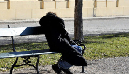 &laquo;Чтобы бедные не бузили&raquo;: Хазин о гарантированном доходе для россиян