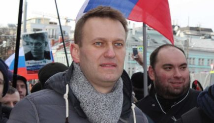 Навальный возвращается в Россию ради безопасности — эксперт