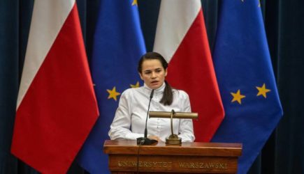 Макрона было мало? Тихановская захотела Путина в переговорщики