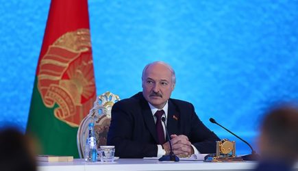 Обвал рубля назвали местью Запада России за поддержку Лукашенко