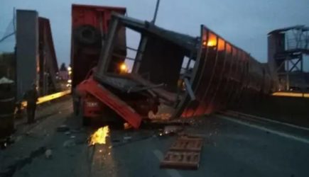 При&nbsp;обрушении пешеходного моста под&nbsp;Екатеринбургом погиб человек