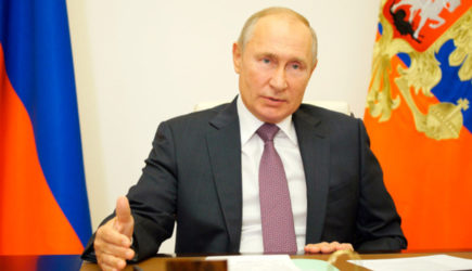 Путин призвал прекратить боевые действия в Карабахе