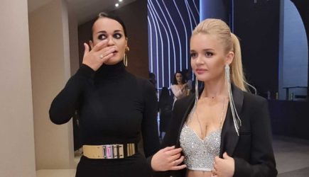 «Мордой в унитаз»: вдова Этуша плюнула в бездарную певицу Славу и ее дочку